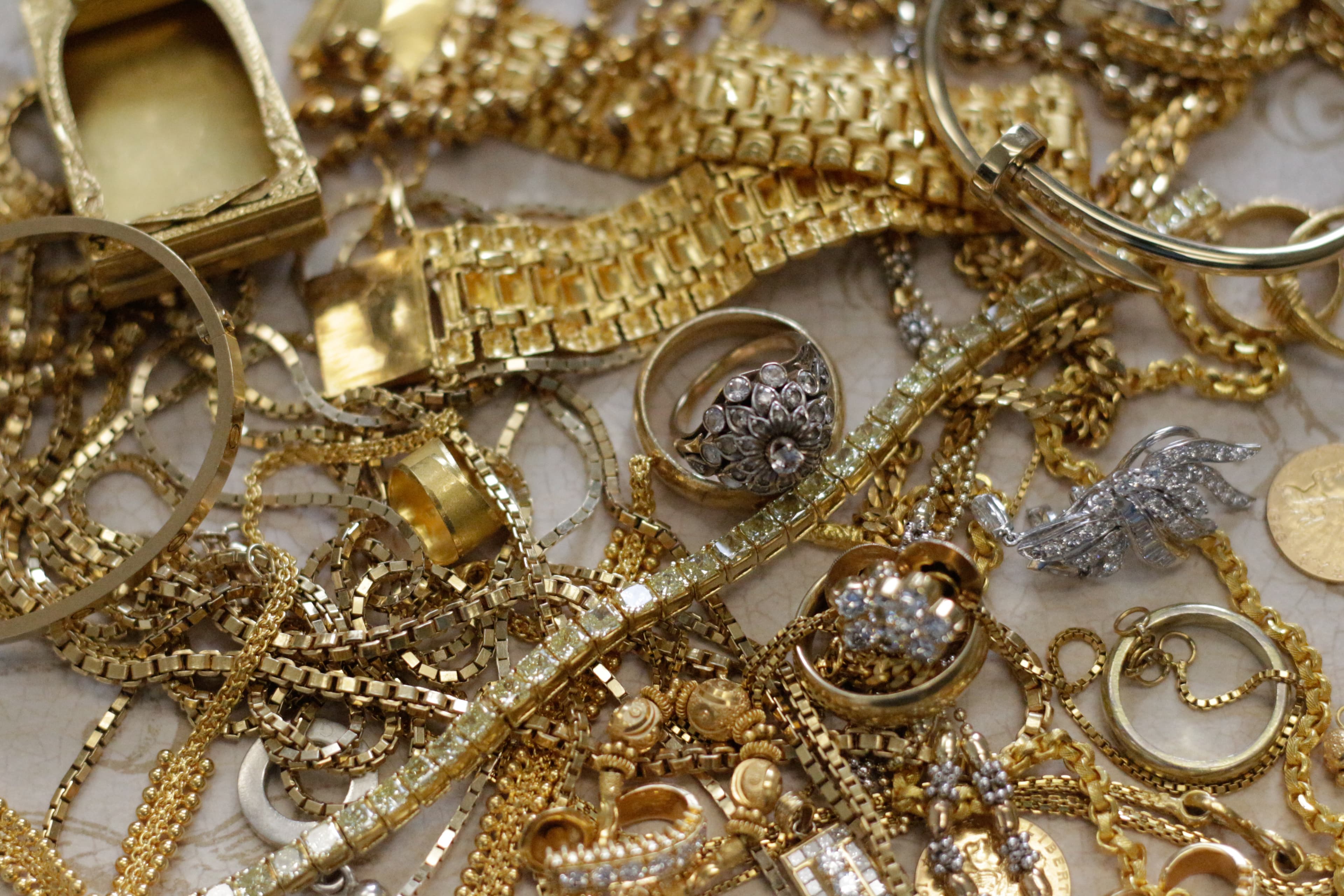 Customer selling gold jewelry for cash